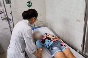 Bác sĩ đang thăm khám cho một trong số những học sinh nhập Bệnh viện Lê Văn Thịnh điều trị nghi do ngộ độc thực phẩm. 