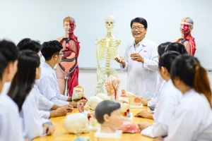 Giảng viên – Sinh viên khoa Y trong một giờ học thực hành tại trường