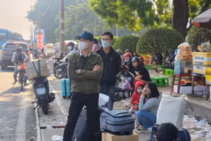 Người dân đợi xe đón tại Quốc lộ 1, TPHCM (Ảnh minh họa)