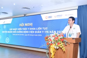 Thượng tá, TS.BS Bùi Đức Thành – Phó Giám đốc Bệnh viện Quân Y 175 phát biểu tại hội nghị.