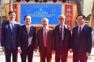 Tổng bí thư, Chủ tịch nước Nguyễn Phú Trọng, cựu học sinh trường THPT Nguyễn Gia Thiều đến dự lễ kỷ niệm 70 năm thành lập trường.