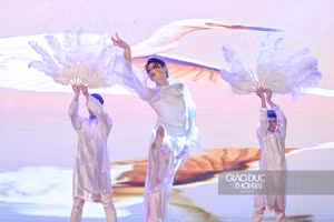 Những tiết mục của học sinh trường THPT Trần Phú - Hà Nội thể hiện sự tài năng của những cô cậu học trò.