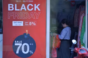 Nhiều người dân tranh thủ đi chọn mua đồ những cửa hàng đang giảm giá.