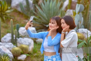 Rất đông bạn trẻ đã đến với khu vườn xương rồng để check-in.