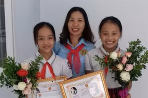 Cô Chu Thị Hoa vui với các em học sinh đạt thành tích cao trong học tập, rèn luyện.