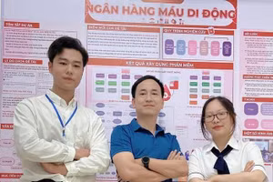 Trần Phong và Trần Mỹ Chi với dự án “Ngân hàng máu di động” dưới sự hướng dẫn của thầy Mai Hồng Kiên (ở giữa).