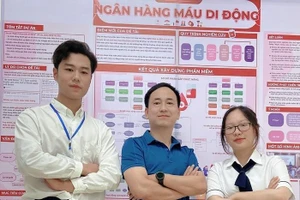 Trần Phong và Trần Mỹ Chi với dự án “Ngân hàng máu di động” dưới sự hướng dẫn của thầy Mai Hồng Kiên (ở giữa).