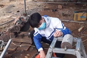 Học sinh bên sản phẩm máy chẻ mỏng măng bán tự động.