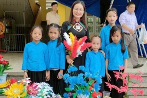 Cô Hường cùng học trò trong hoạt động phong trào.