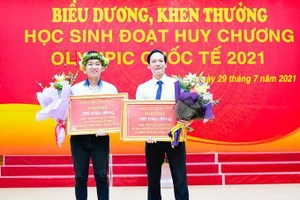 Thầy giáo Lê Xuân Đại, Trường THPT Chuyên Vĩnh Phúc và em Vũ Ngọc Bình (bìa trái) được UBND tỉnh Vĩnh Phúc khen thưởng.