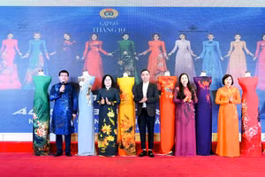 Công đoàn Giáo dục Việt Nam chính thức ra mắt mẫu áo dài biểu trưng của nhà giáo Việt Nam.