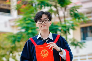 Nguyễn Phúc Lâm trong ngày vui tốt nghiệp THPT. 