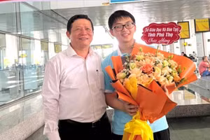 Giám đốc Sở GD&ĐT Phú Thọ chúc mừng em Võ Tiến Thành sau khi đoạt huy chương Olympic Sinh học quốc tế 2022. Ảnh: Hiền Mai