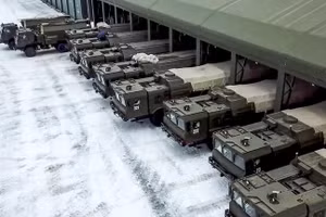 Bệ phóng tên lửa Iskander của Nga và các phương tiện hỗ trợ chuẩn bị triển khai cho cuộc tập trận.