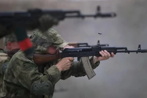 Các tình nguyện viên bắn súng trường Kalashnikov tại một trung tâm huấn luyện lực lượng đặc biệt ở Gudermes.