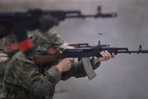 Các tình nguyện viên bắn súng trường Kalashnikov tại một trung tâm huấn luyện lực lượng đặc biệt ở Gudermes.