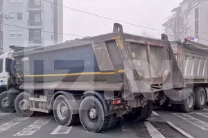 Những chiếc xe tải được người Serb sử dụng làm rào chắn.