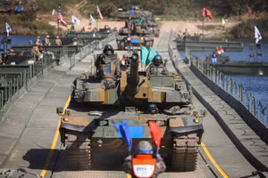 Nhóm binh sĩ Hàn Quốc hướng dẫn xe tăng tham gia cuộc diễn tập chiến dịch vượt sông chung giữa quân đội Hàn Quốc và Mỹ, tại Yeoju, Hàn Quốc. Ảnh: Reuters. 