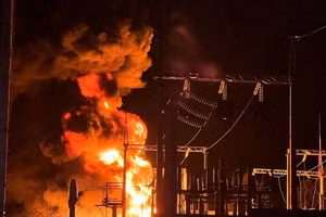 Ngọn lửa bốc lên khi trạm điện bị tấn công.