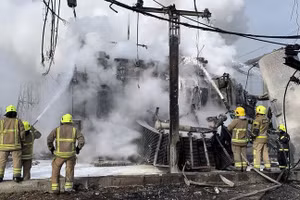 Lực lượng cứu hỏa Ukraine dập lửa tại một cơ sở hạ tầng năng lượng bị hư hại do một cuộc tấn công tên lửa ở vùng Rivne.