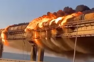 Các toa chở nhiên liệu của con tàu bị cháy sau vụ nổ.