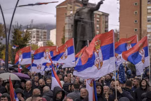 Người Serb ở Kosovo vẫy cờ Serbia trong một cuộc biểu tình ở khu vực Mitrovica mà người Serb chiếm đa số vào ngày 6 /11/2022. (Ảnh: AFP) 