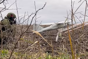 Lính trinh sát Nga vận hành UAV Orland-10 trên chiến trường.