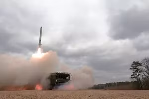 Hệ thống tên lửa chiến thuật Iskander Nga khai hỏa.