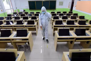 Việc khử khuẩn tại một lớp học ở Trung Quốc. (Ảnh: AFP).