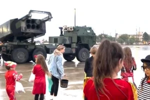 Hệ thống HIMARS phóng ra kẹo.