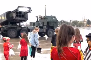 Hệ thống HIMARS phóng ra kẹo.
