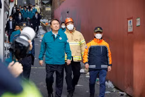 Tổng thống Hàn Quốc Yoon Suk-yeol (áo xanh) đến hiện trường vụ giẫm đạp.