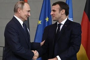 Tổng thống Pháp Emmanuel Macron và người đồng cấp Nga Vladimir Putin. (Ảnh: AFP)