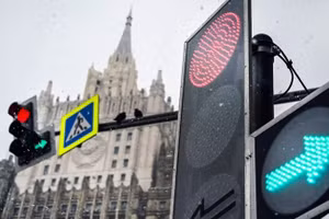 Đèn giao thông trước trụ sở Bộ Ngoại giao Nga ở Moscow.