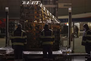 Tên lửa chống tăng Javelin và các thiết bị quân sự khác tại Sân bay Borispol gần Kiev, Ukraine.