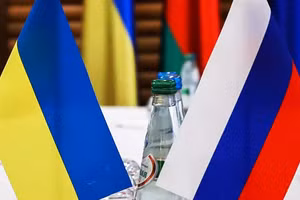 Cờ Ukraine và Nga (phải).