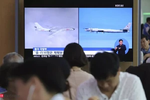 Hình ảnh máy bay ném bom Tu-95 của Nga và máy bay ném bom H-6 của Trung Quốc trong một chương trình tin tức tại ga xe lửa Seoul ở Seoul, Hàn Quốc. Ảnh: AP.