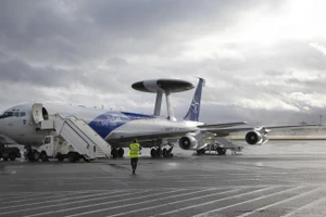 Một chiếc máy bay AWACS của NATO đậu trên đường băng tại sân bay quân sự Melsbroek ở Melsbroek, Bỉ.