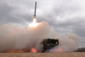 Hệ thống tên lửa chiến thuật Iskander của Nga khai hỏa.