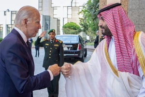 Thái tử Ả Rập Saudi Mohammed bin Salman chào đón Tổng thống Mỹ Joe Biden trong chuyến thăm của ông tới Riyadh vào tháng 7/2022.