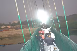 Cây cầu bị một số người rung lắc trước khi đứt dây cáp.