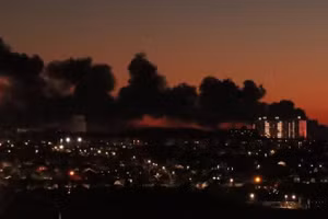 Khói bốc lên từ vụ hỏa hoạn ở bể chứa dầu