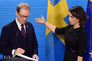 Bộ trưởng Ngoại giao Đức Annalena Baerbock (phải) trong cuộc họp báo ở Berlin.