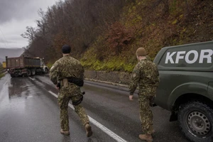 Căng thẳng leo thang vào cuối tuần qua ở miền bắc Kosovo. (Ảnh: Armend NIMANI/AFP)