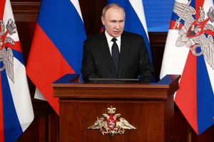 Tổng thống Nga Vladimir Putin phát biểu trong cuộc họp mở rộng của Bộ Quốc phòng Nga tại Trung tâm Kiểm soát Quốc phòng ở Moscow. Ảnh: Sputnik/Sergey Fadeichev.
