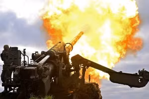 Pháo binh Nga bắn vào các vị trí của Lực lượng Vũ trang Ukraine ở Lugansk. (Ảnh: RIA Novosti)