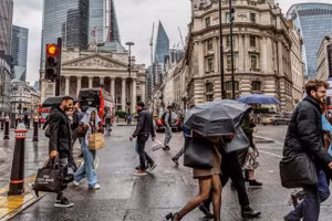 Người dân trên đường phố Anh