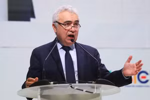 Tiến sĩ Fatih Birol, Giám đốc điều hành Cơ quan Năng lượng Quốc tế phát biểu tại Tuần lễ Năng lượng Quốc tế thứ 15 ở Singapore . Ảnh: Reuters.