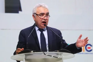 Tiến sĩ Fatih Birol, Giám đốc điều hành Cơ quan Năng lượng Quốc tế phát biểu tại Tuần lễ Năng lượng Quốc tế thứ 15 ở Singapore . Ảnh: Reuters.