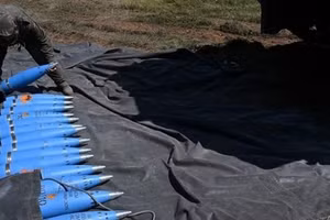 Một người lính chuẩn bị đạn pháo trong cuộc diễn tập quân sự ở Grafenwoehr, miền nam nước Đức.